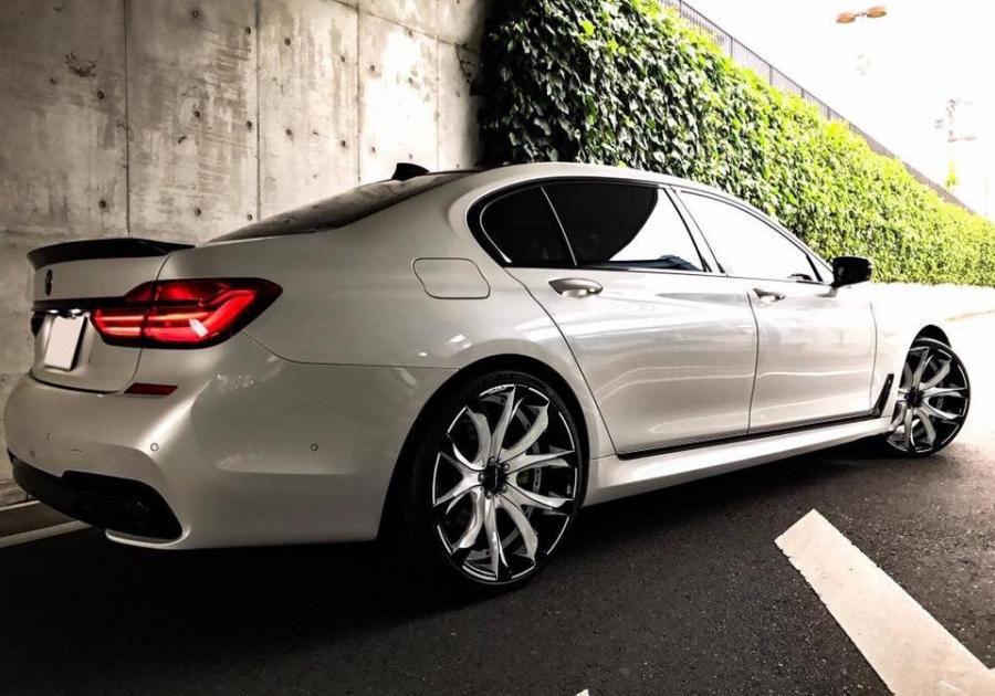  BMW 7-Series Black Bison by Wald 2017 года  (фото 3 из 6)